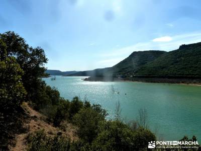 Cañón del Río Salado; Embalse El Atance; puente del pilar cerezos en flor castillo de coca fedme